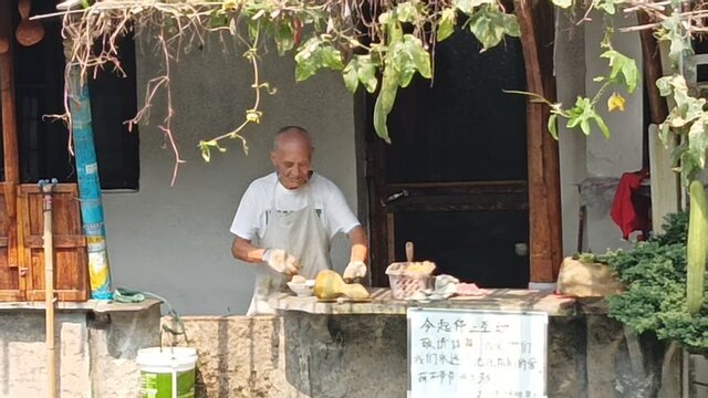 绍兴“葫芦爷爷”挂牌称将停止互动，附近商户：他说他累了