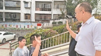12年坚持晨间击掌迎学生入校 宜春一小学校长扎根乡土30年用爱守护孩子