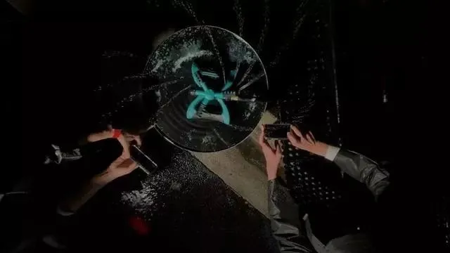 堪比科幻大片！苹果新实验发布：猜猜iPhone XS怎么拍的水？-由iphonexsmax拍摄水印