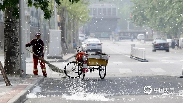 北京天气温暖 杨柳絮纷飞-北京的天气晴朗炎热英文