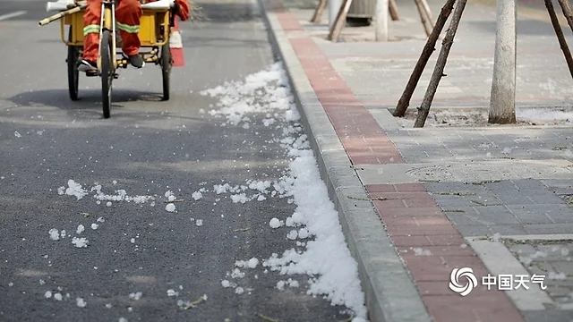北京天气温暖 杨柳絮纷飞-北京的天气晴朗炎热英文