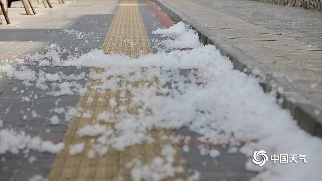 北京天气温暖 杨柳絮纷飞-北京的天气晴朗炎热英文
