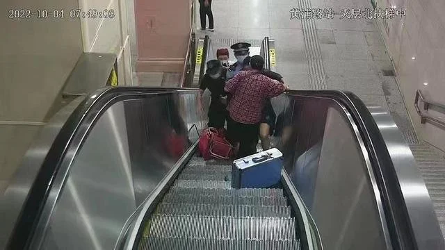 整个过程只用3秒 武汉警民联手救下扶梯摔倒老人