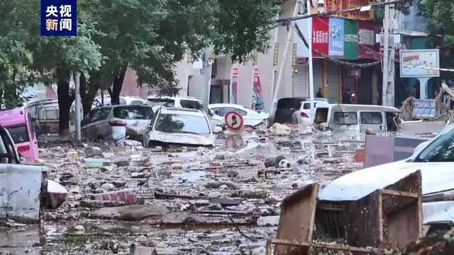 陕西志丹县强降雨引发山洪，百余辆车被冲毁