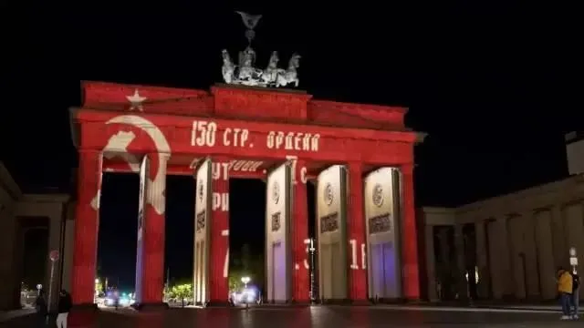 当地时间5月9日，德国勃兰登堡门突然出现苏联旗帜影像