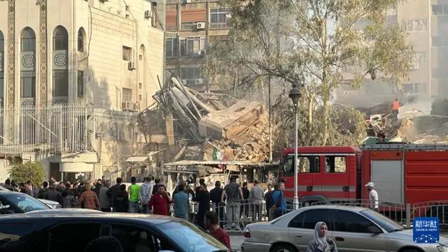 4月1日在叙利亚首都大马士革拍摄的空袭现场（手机拍摄）。