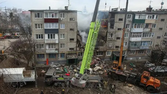 乌克兰苏梅的一栋公寓遭到无人机袭击受损严重，近期俄乌边境居民都越来越频繁遭到对方的无人机打击