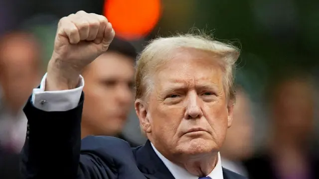 【特朗普被定罪后,高举拳头向支持者致意】