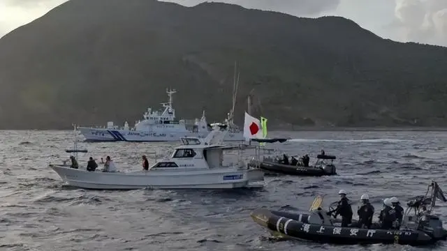 （日本海保船在钓鱼岛附近航行）