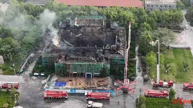 四问河南大学大礼堂失火：为什么会失火？谁来承担责任？