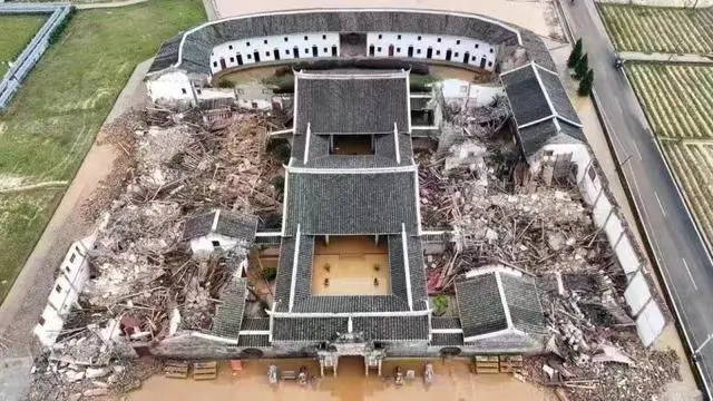 大面积坍塌后的官田李氏大宗祠。图/视频截图