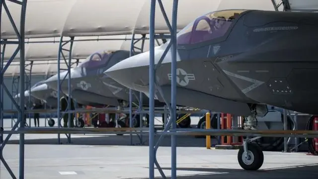 （岩国基地的F-35只有简陋的机棚遮风避雨）