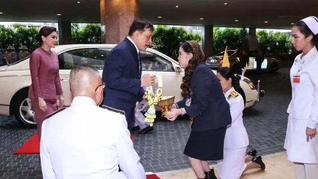 72岁泰王当“教育博士”,校长单膝跪地奉上学位证