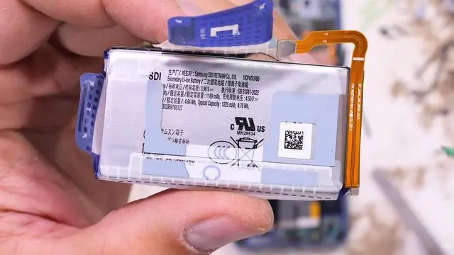 三星 Galaxy Z Flip7 折叠手机电池,图源:JerryRigEverything 拆解视频