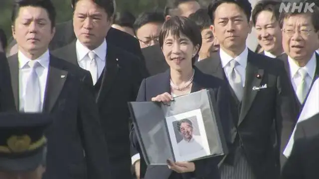 高市早苗参拜伊势神宫，手持安倍遗照同行