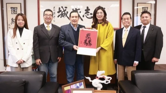 马英九建议郑丽文：如访陆，别穿高跟鞋，快练毛笔字