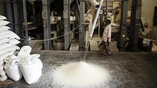 近日，为了确保本国粮食供应，全球最大大米出口国印度宣布对部分大米征收20%的出口关税