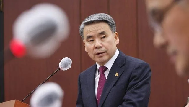 2月17日，在韩国国会国防委员会全体会议上，国防部长官李钟燮作工作报告。图源：韩联社
