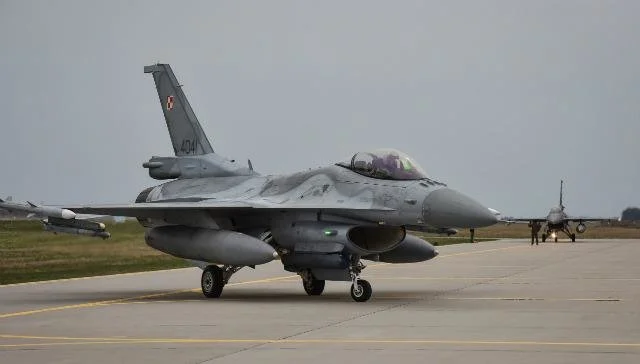 波兰总理：已准备好训练乌飞行员驾驶F-16战斗机
