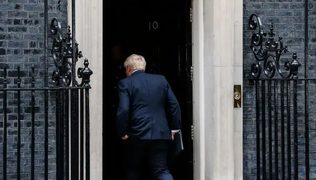 ▲7月7日，英国首相鲍里斯·约翰逊在伦敦唐宁街10号门前发表讲话后返回室内。图/新华社