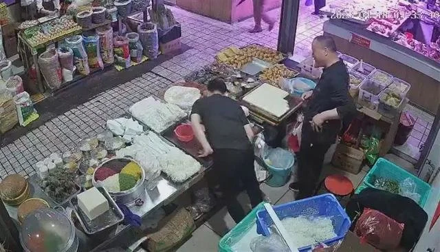 男子被陌生人贴膏药后当场晕倒，官方通报（给人贴膏药是非法行医吗）