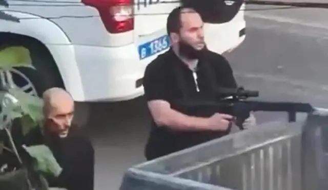 （恐怖分子当街开火）