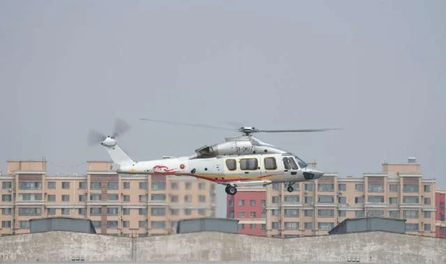 Z15（AC352）型“吉祥鸟”直升机采用了4轴数字自动飞行控制系统、玻璃座舱和高集成度航空电子设备、5片旋翼的球柔性主桨毂以及抗坠毁机身等多种成熟技术。岳书华 摄