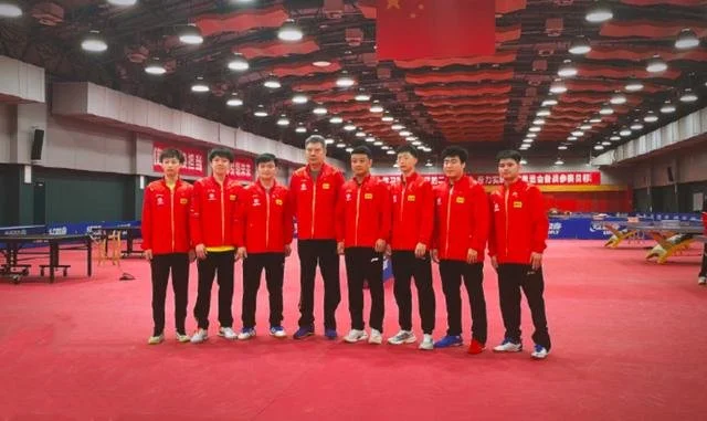 备战世乒赛的中国男子乒乓球队合影 右三为马龙