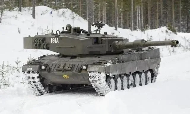 图片：没有采用楔形装甲的豹2A4主战坦克防护能力相对较弱。