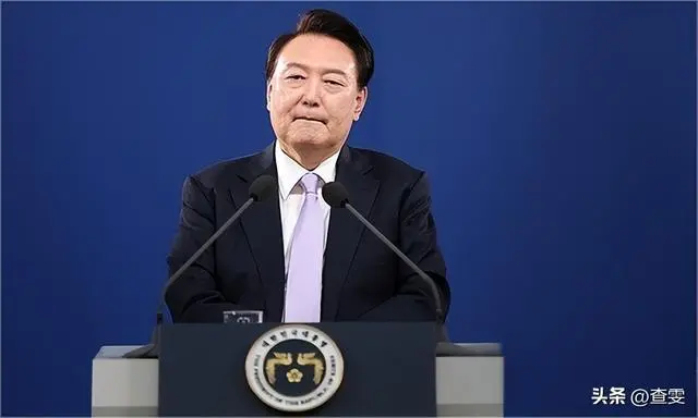 尹锡悦玩火凌晨搞戒严，西方媒体冷嘲热讽