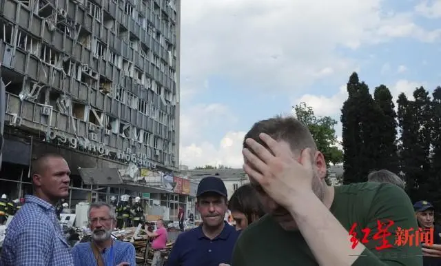 ▲乌克兰内政部长丹尼斯·莫纳斯提尔斯基(右，捂脸)在被炸弹袭击后的现场接受采访