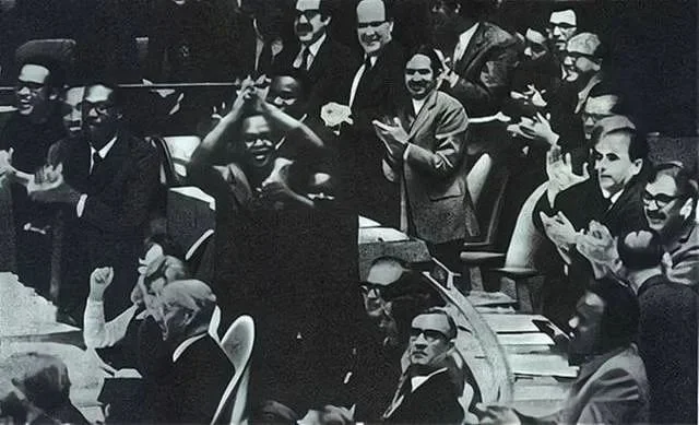 ▲ 1971年第26届联合国大会上，中国恢复在联合国的合法席位，非洲国家代表起身跳舞庆祝。