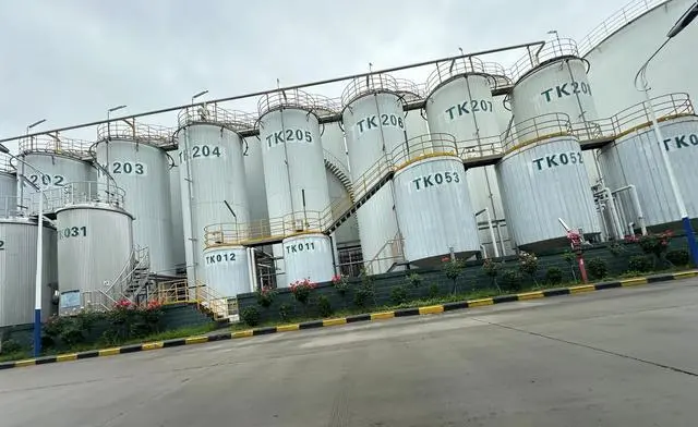 益海嘉里（兴平）食品工业有限公司厂区的储油罐