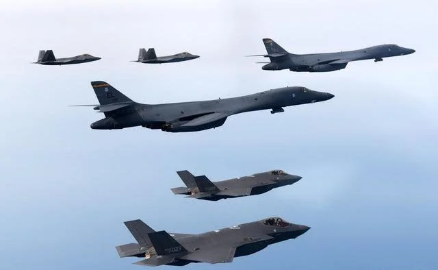 资料图片：2月1日，韩美空军实施新年首次联合空演。韩军F-35A战机和美军B-1B、F-22、F-35B等武器参演。图为美军B-1B轰炸机。图源：韩联社