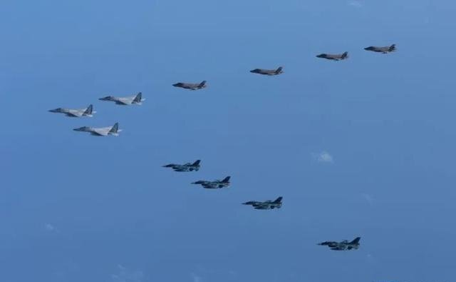 日本航空自卫队的F-15和F-2战斗机与美国海军陆战队飞机集团的F-35B战斗机在日本举行联合军事演习 图源：路透社
