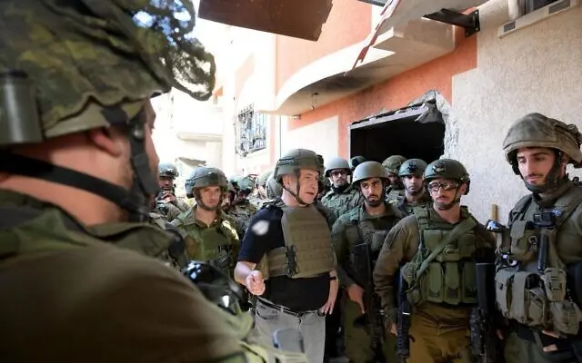 《以色列时报》11月26日称，这是内塔尼亚胡前往加沙地带视察以军部队的画面。
