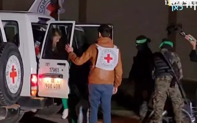 当地时间11月27日晚，哈马斯将以色列被扣押人员转交给红十字国际委员会（来源：央视新闻）