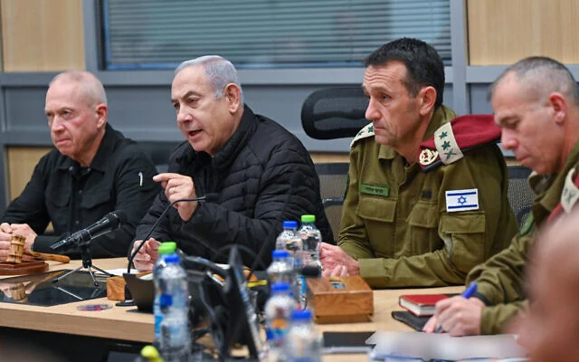 左起：以色列防长加兰特、内塔尼亚胡和以军总参谋长哈莱维参加去年10月的一场会议/《以色列时报》