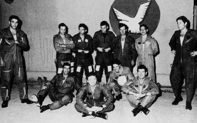 ▎1979年，伊拉克萨达姆政权在法国援助下兴建奥西拉克（Osirak）核反应堆。以色列情报部门认定这对以色列是不可接受的生存威胁。1981年6月，以色列空军发动了震惊世界的“巴比伦行动”。八架F-16战机跨越上千公里直接将奥西拉克反应堆夷为平地。这次打击开创了全球预防性打击核设施的先例。图为参加巴比伦行动，轰炸萨达姆·侯赛因在奥西拉克的核反应堆的以色列国防军飞行员。图片来源：以色列国防军档案