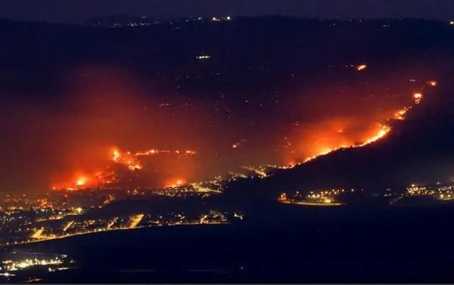 （以色列空袭后在黎巴嫩边境引起大火）