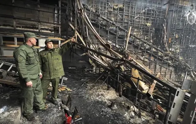 俄罗斯调查委员会的调查人员正在检查被烧毁的音乐厅
