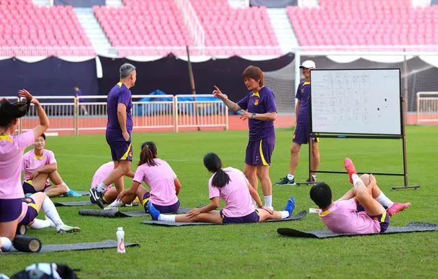 7月5日，中国女足主教练水庆霞（右三）点评训练情况。新华社记者 丁旭 摄