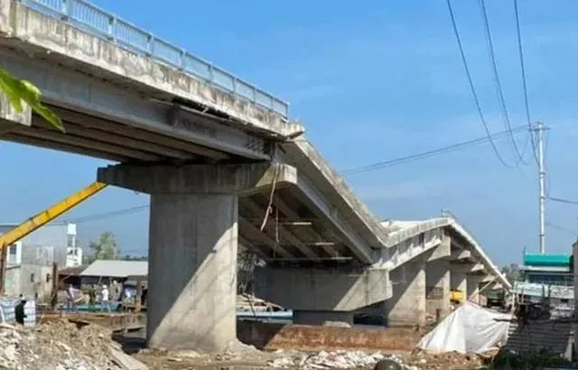 ● 越南新武跨海大桥通车不久便倒塌