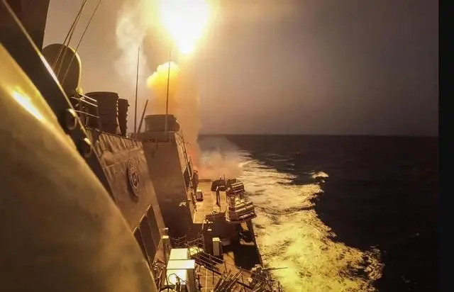 （美军舰开火拦截胡塞武装导弹）