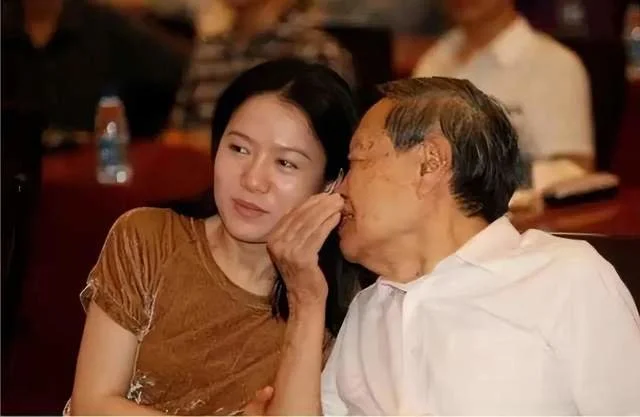 好友曝杨振宁往事，翁帆爱好与杨振宁原配类似，二人已被家人接受-杨振宁和翁帆差了多少岁