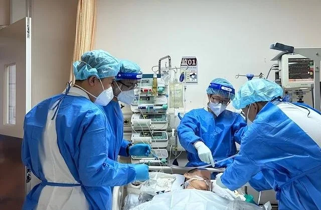 图说:仁济医院ICU内 采访对象供图(下同)