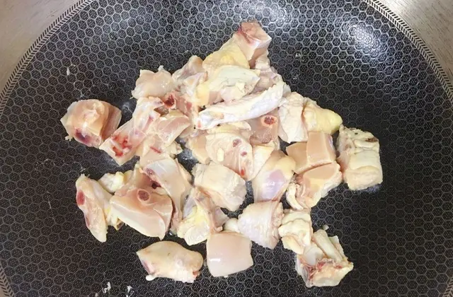 毛豆怎么炒？大叔教你毛豆烧鸡，鲜香味美，简单易做，超级好吃！-毛豆烧鸡的功效作用