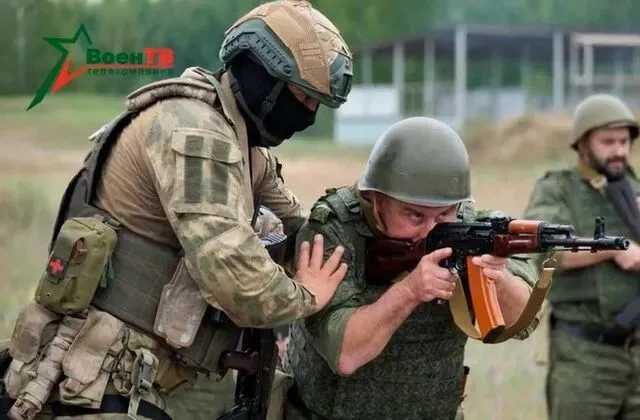 · 2023年7月，“瓦格纳”成员（蒙面者）正在训练白俄罗斯士兵。