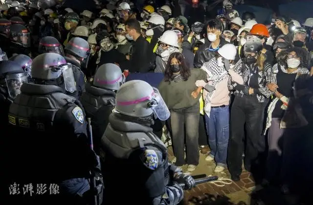 美国高校校园反战示威者遭到警方粗暴对待，图自澎湃影像