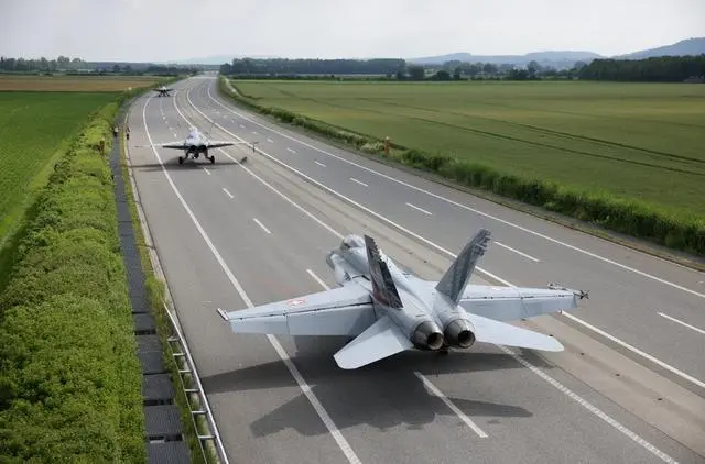 （瑞士空军测试高速公路起降战机）